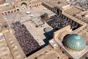 حضور باشکوه نمازگزاران در نخستین جمعه رمضان