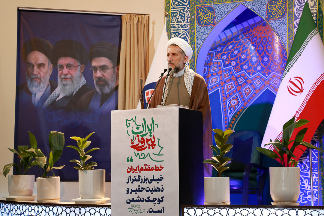 نظام اسلامی اراده کرده است تا با اقتدار مدیریت خود بر تنگه هرمز را ادامه دهد / منشأ بسیاری از گرانی‌ها و گران‌سازی‌ها به شرکت‌های نیمه دولتی بر می‌گردد / باید از ظرفیت مردم جهت نظارت بر بازار استفاده شود